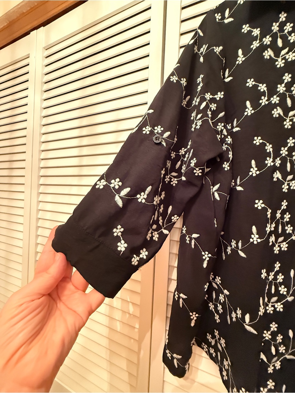 Women's Black Floral Button-Front Shirt - Picture 4 of 7